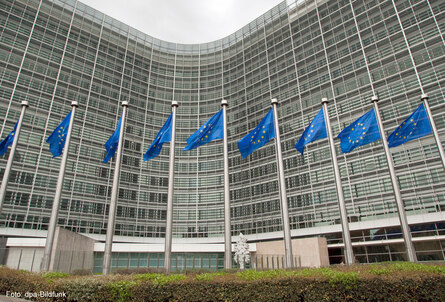 Auf dem Bild ist das Gebäude der Europäischen Kommission zu sehen.