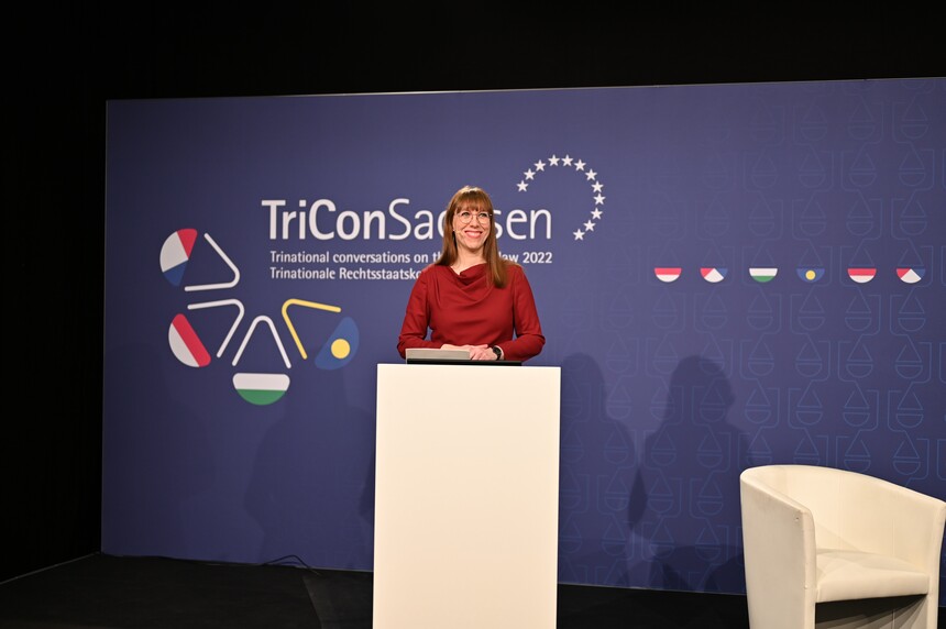Justizministerin Katja Meier zur Eröffnung der wissenschaftlichen Tagung hinter einem Rednerpult