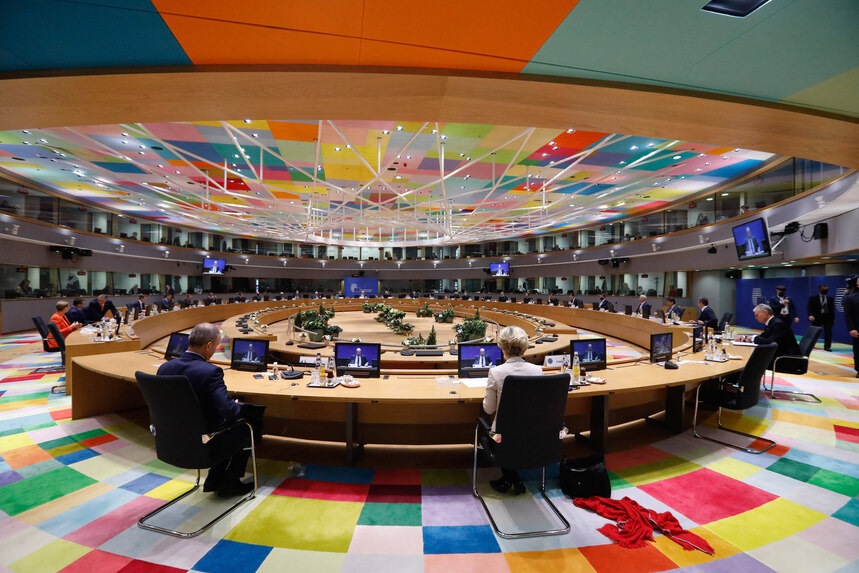 Das Bild zeigt einen riesigen Tisch, an dem die Staats- und Regierungschefs der EU sitzen