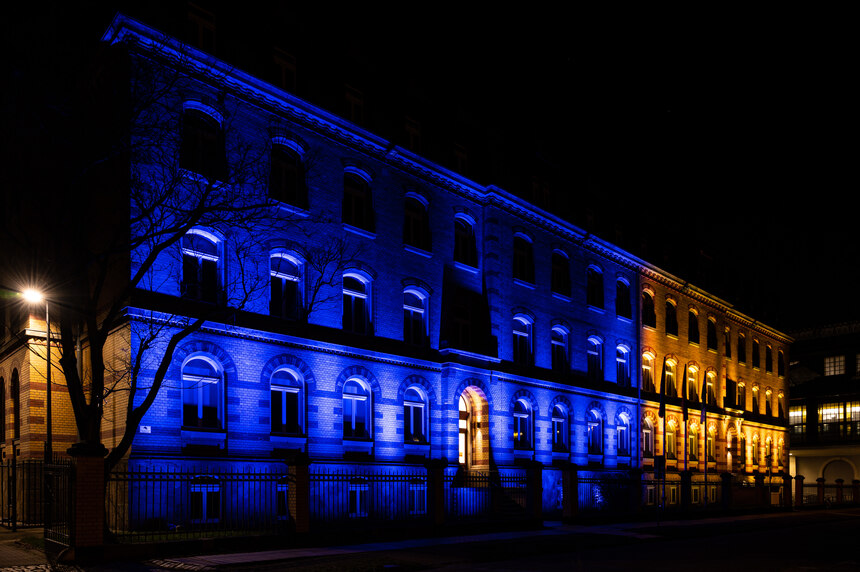 Das Gebäude des Ministeriums angestrahlt in blau und gelb