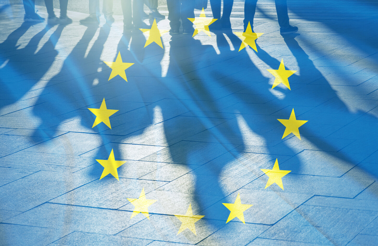 EU-Fahne, durch die Silhouetten von Menschen scheinen