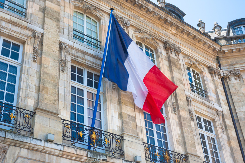 Französische Fahne weht an einem alten, prunkvollen Gebäude