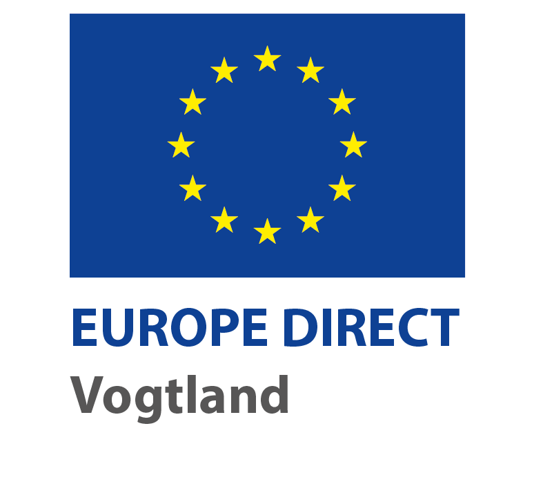 EU-Fahne mit der Aufschrift "Europe Direct Vogtland"
