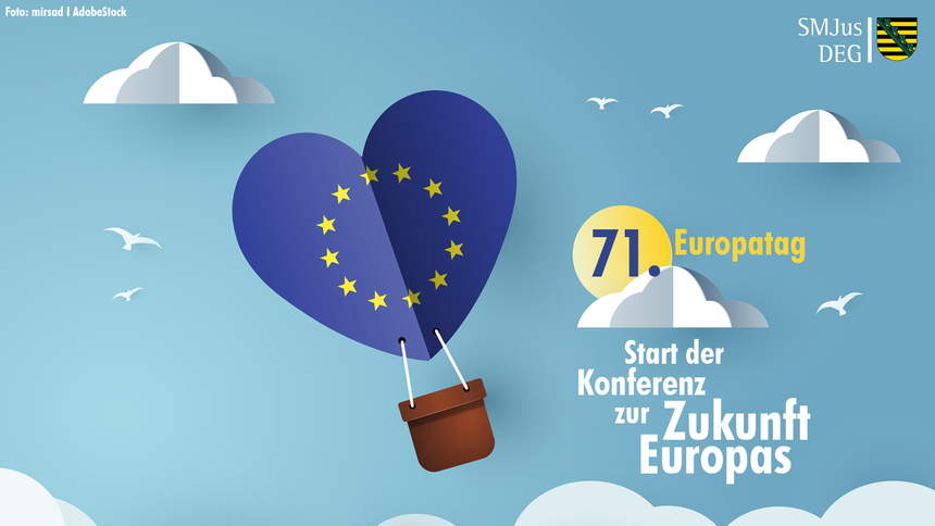 Ein Luftballon in Form eines Herzens und in EU-Farben fliegt am Himmel