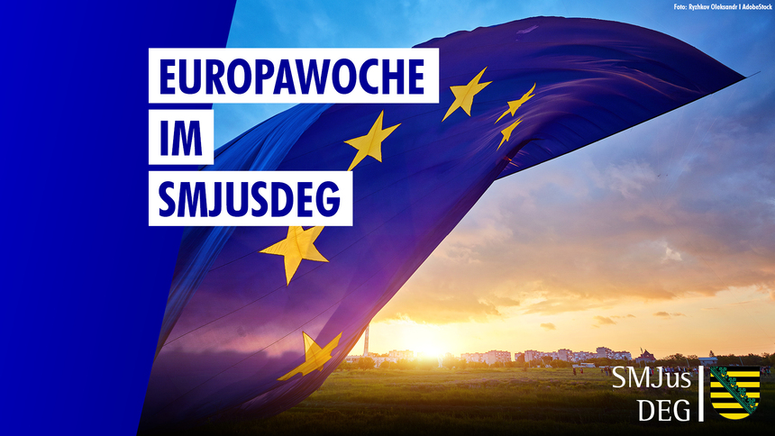 Wehende EU-Fahne, im Hintergrund Sonnenuntergang am Horizont