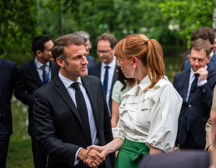 Eine Frau drückt einem Mann die Hand