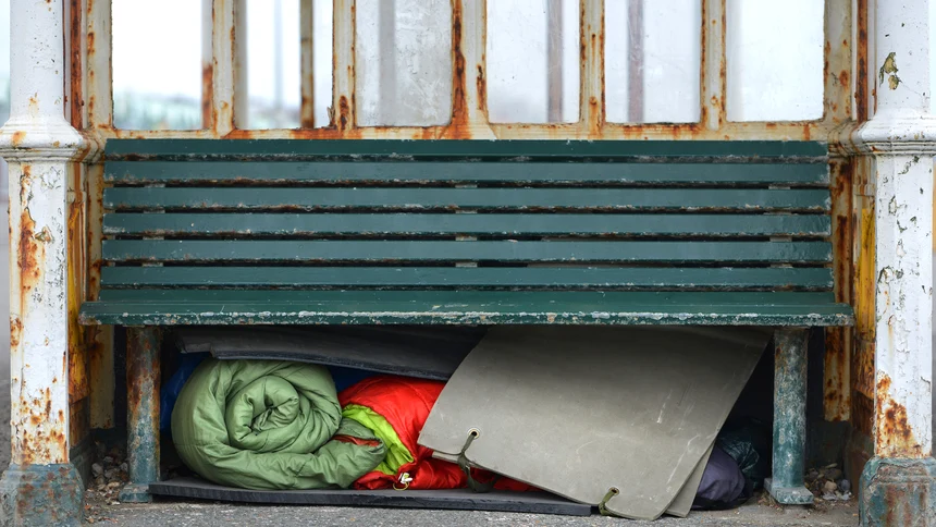 Schlafsachen in einem Garageneingang