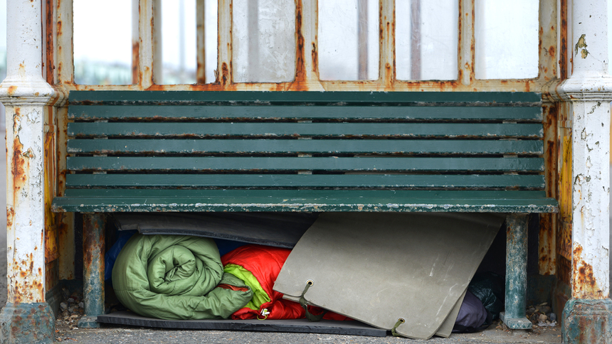 Schlafsachen in einem Garageneingang