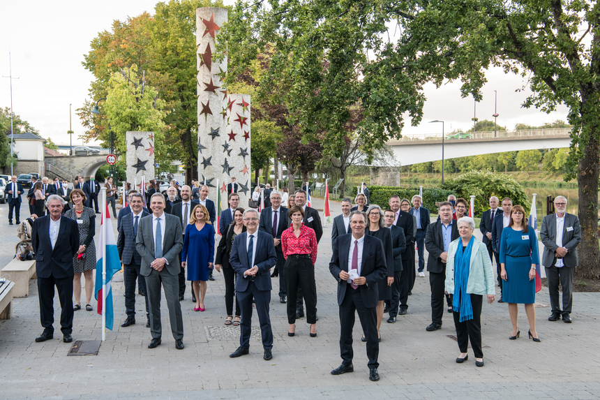 Alle Teilnehmer der Euroipaministerkonferenz auf einen Blick. Zum Abschluss haben sich alle Mitglieder der Konferenz im Freien versammelt.