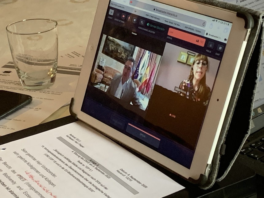 Die ENVE-Sitzung konnte nur virtuell stattfinden. Laptop mit Videoschalte. Zu sehen ist ein Bild von Katja Meier und das eines weiteren Politikers.