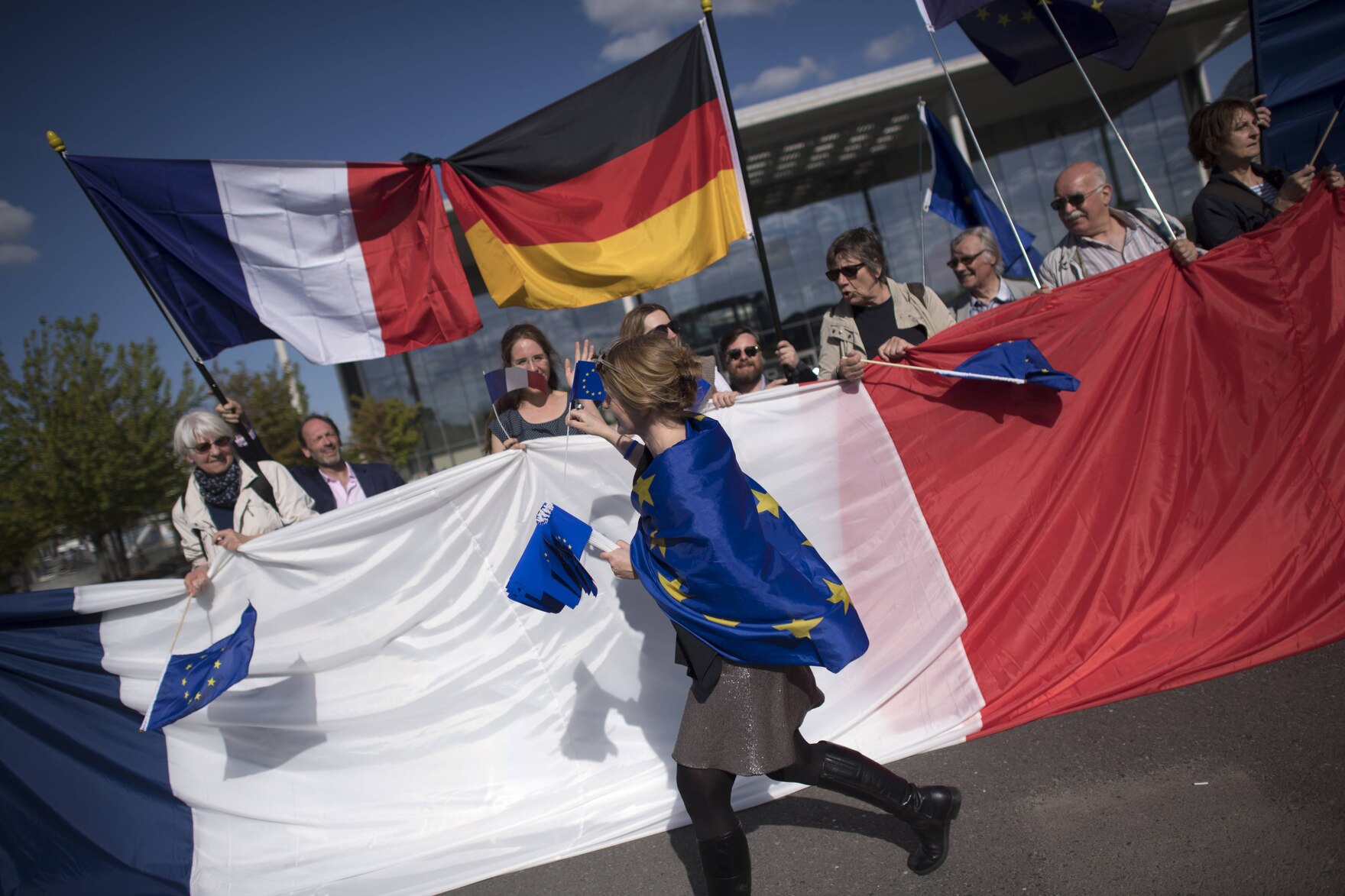 Menschen mit Fahnen in den Farben von Frankreich, Deutschland und der EU 