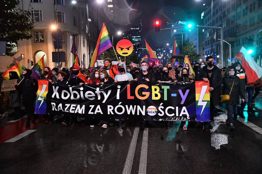 Frauen und Vertreter der LSBTTIQ*-Community protestieren in Warschau gemeinsam gegen Verschärfung des Abtreibungsgesetzes und für Gleichstellung