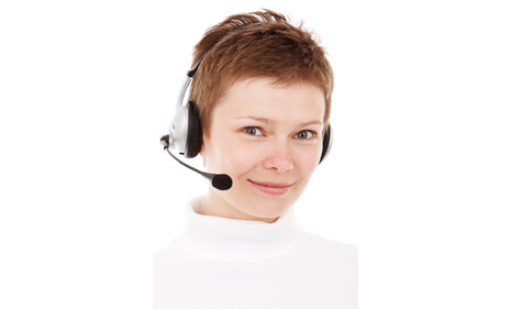  Zu sehen ist eine Frau mit Headset